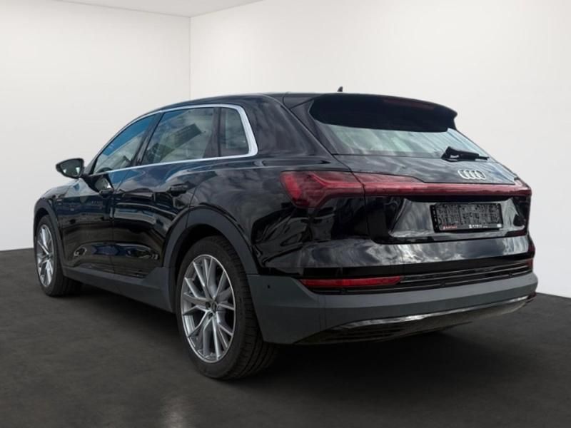 Używany Audi e-tron Comfort 230 kW (313 KM) 2022 Czarny SUV