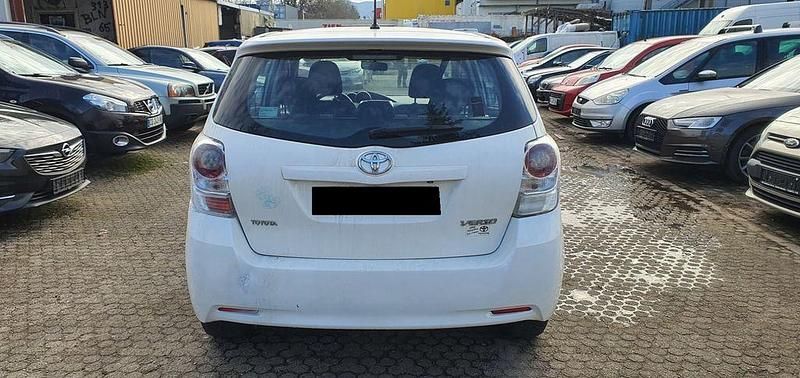 Gebraucht Toyota Verso Basis 126 PS (92 kW) 2011 Weiß Van / Kleinbus