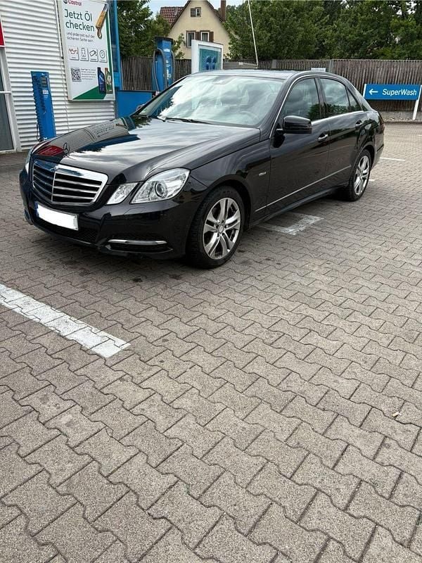 Schwarz Gebraucht 2011 Mercedes E200 Avantgarde Limousine | 12.900 € (Fairer Preis) - Bild 1/4