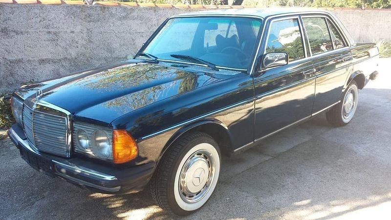 Gebraucht Mercedes 200 60 PS (44 kW) 1977 Blau Limousine