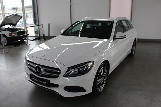 Weiß , polarweiß Gebraucht 2017 Mercedes C180 Avantgarde Limousine | 21.090 € (Fairer Preis) - Bild 1/4