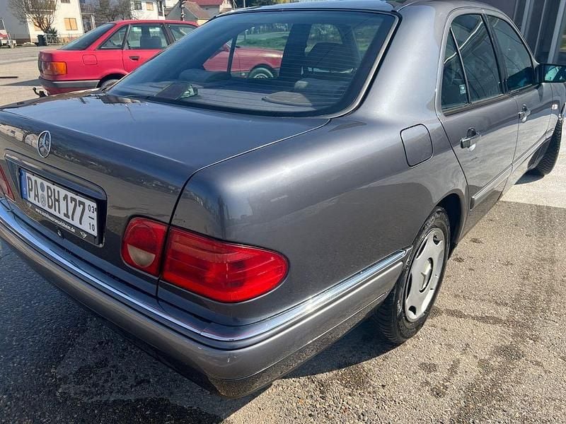 Gebraucht Mercedes E290 Elegance 129 PS (94 kW) 1997 Grau Limousine