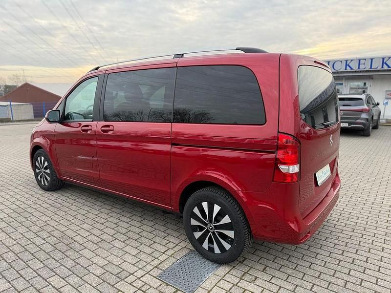 Gebraucht Mercedes V220 163 PS (119 kW) 2024 Rot Van / Kleinbus