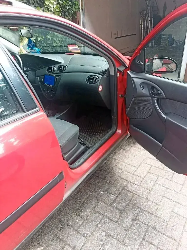 Usado Ford Focus 75 CV (55 kW) 2002 Rojo Familiar