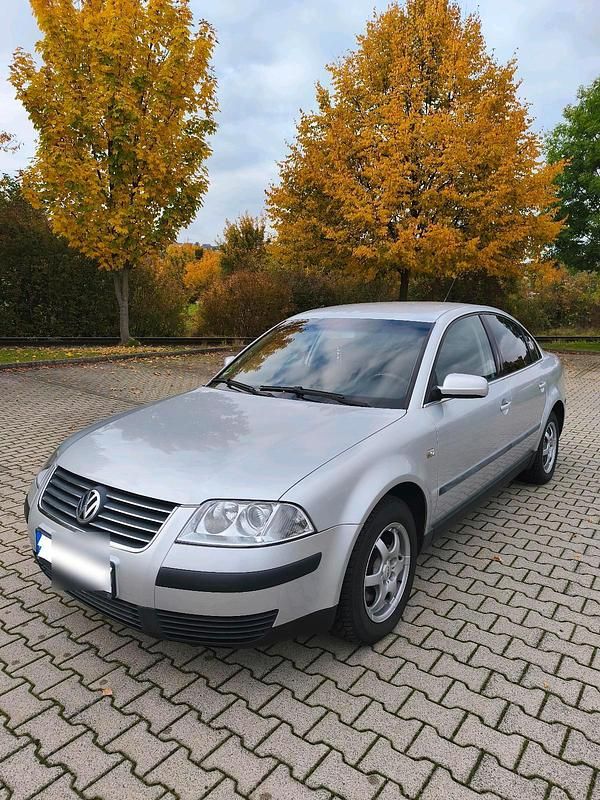 Grau Gebraucht 2002 VW Passat Limousine | 2.000 € (Etwas zu teuer) - Bild 1/4