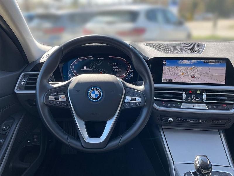 Gebraucht BMW 330e Advantage 292 PS (214 kW) 2022 Grau Kombi