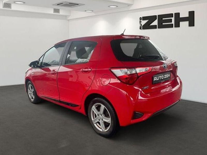 Gebraucht Toyota Yaris Hybrid Team 75 PS (55 kW) 2018 Super red Limousine