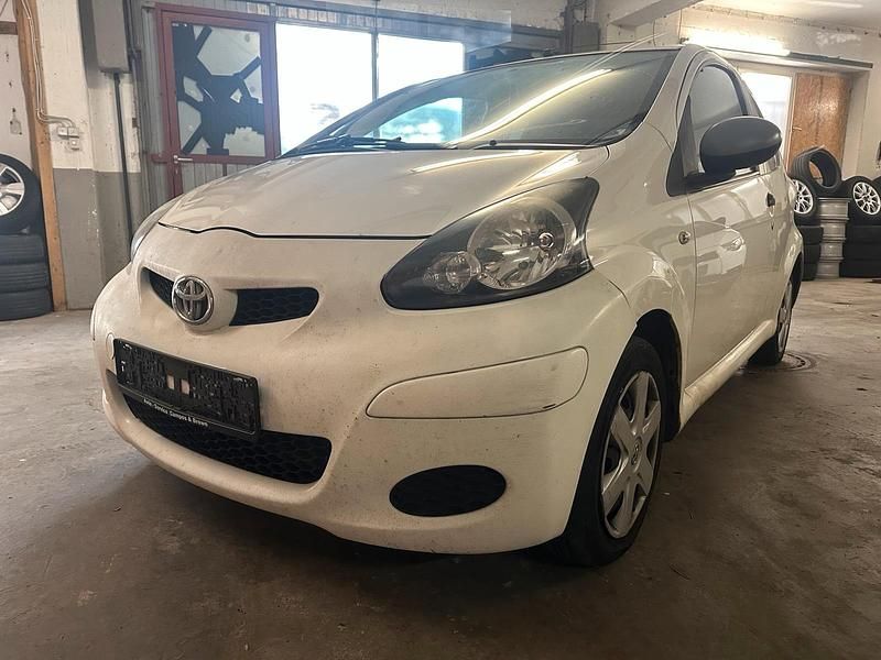Weiß Gebraucht 2011 Toyota Aygo Kleinwagen | 200 € (Superpreis) - Bild 1/4