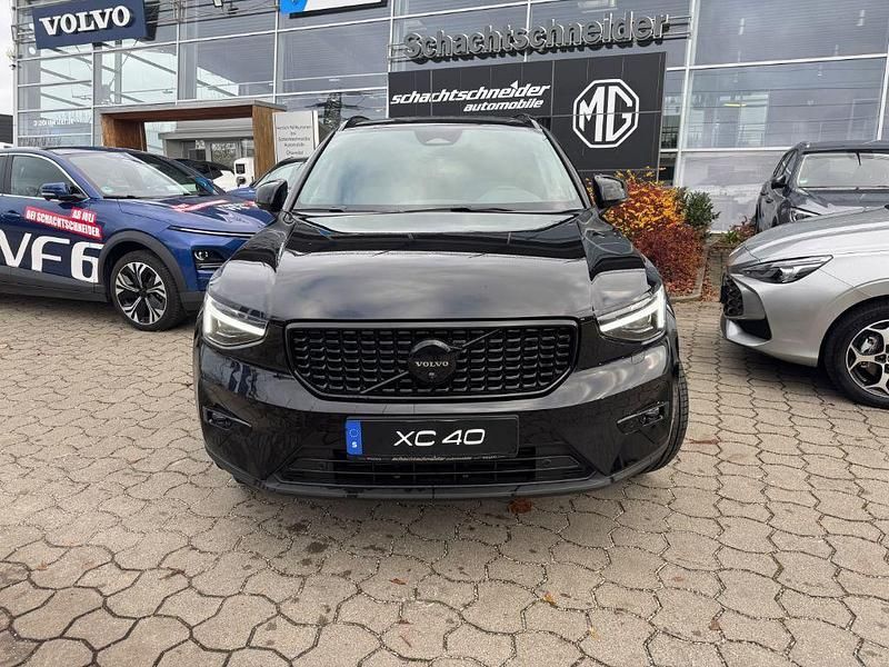 Neu Volvo XC40 Plus 163 PS (119 kW) 2026 Schwarz SUV