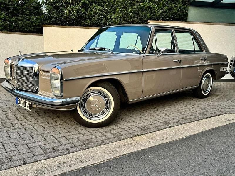 Grau Gebraucht 1971 Mercedes 220 Limousine | 22.999 € - Bild 1/4