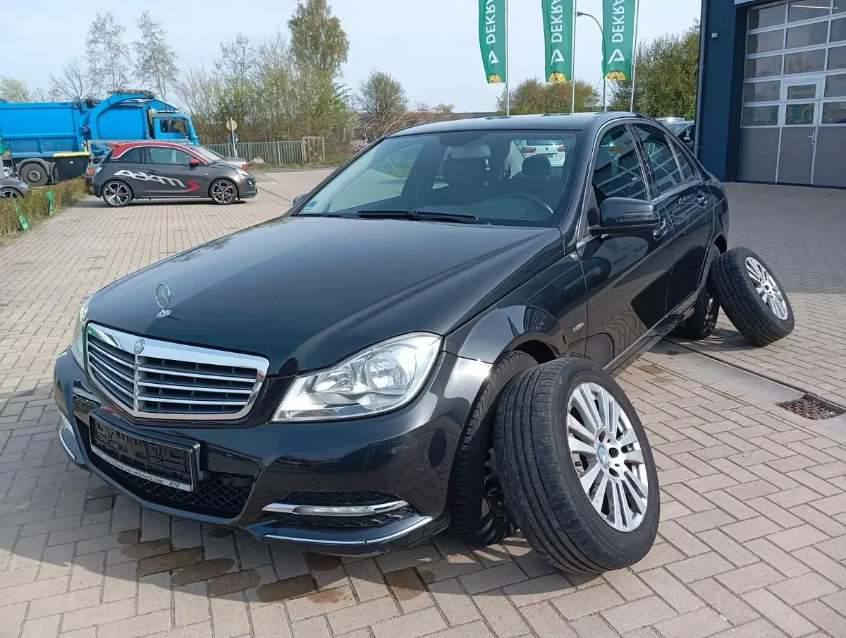 Gebraucht Mercedes C180 Elegance 156 PS (114 kW) 2013 Grau Limousine