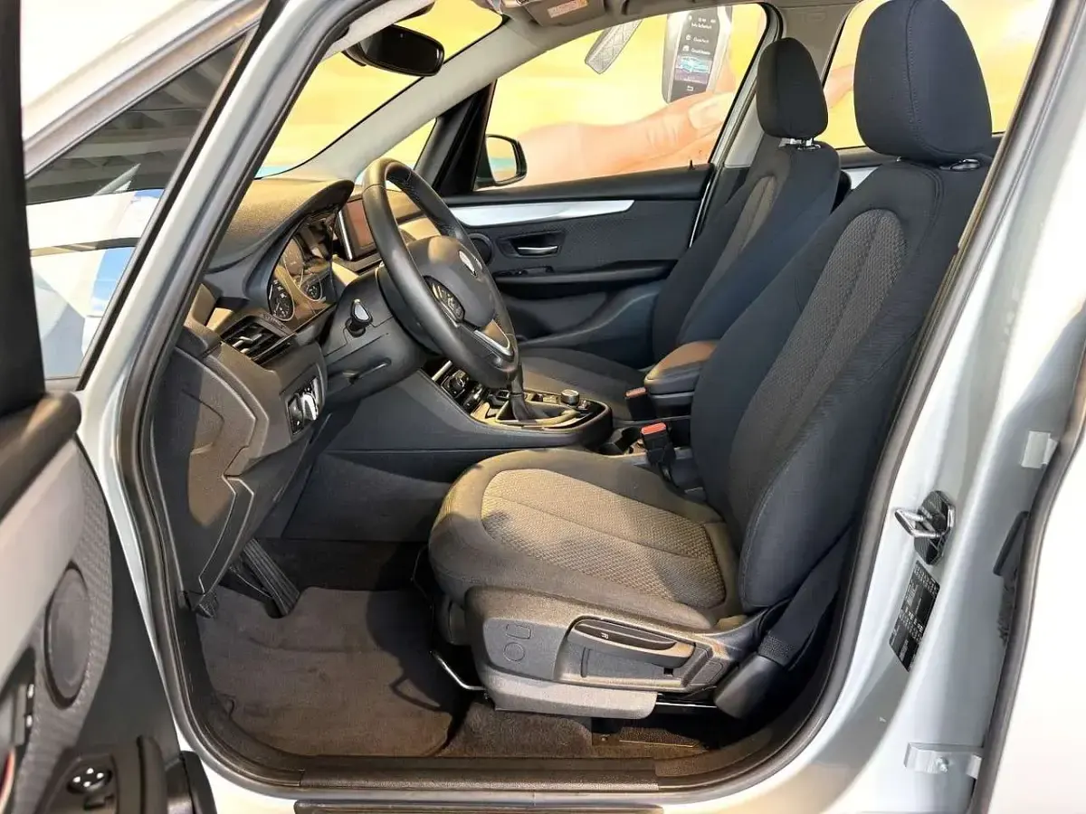 Gebraucht BMW 218 136 PS (100 kW) 2016 Glaciersilber metallic Van / Kleinbus