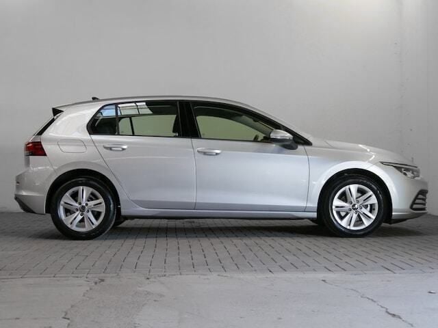 Second-hand VW Golf VIII Life 131 CP (96 kW) 2023 Argintiu Hatchback