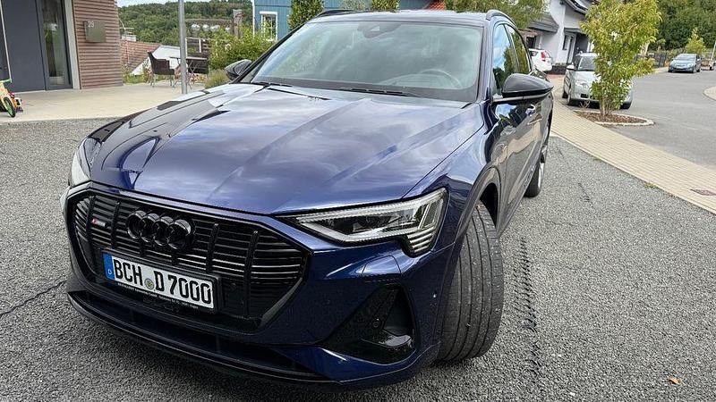 Blau Gebraucht 2021 Audi e-tron S-Line SUV | 38.900 € (Fairer Preis) - Bild 1/4