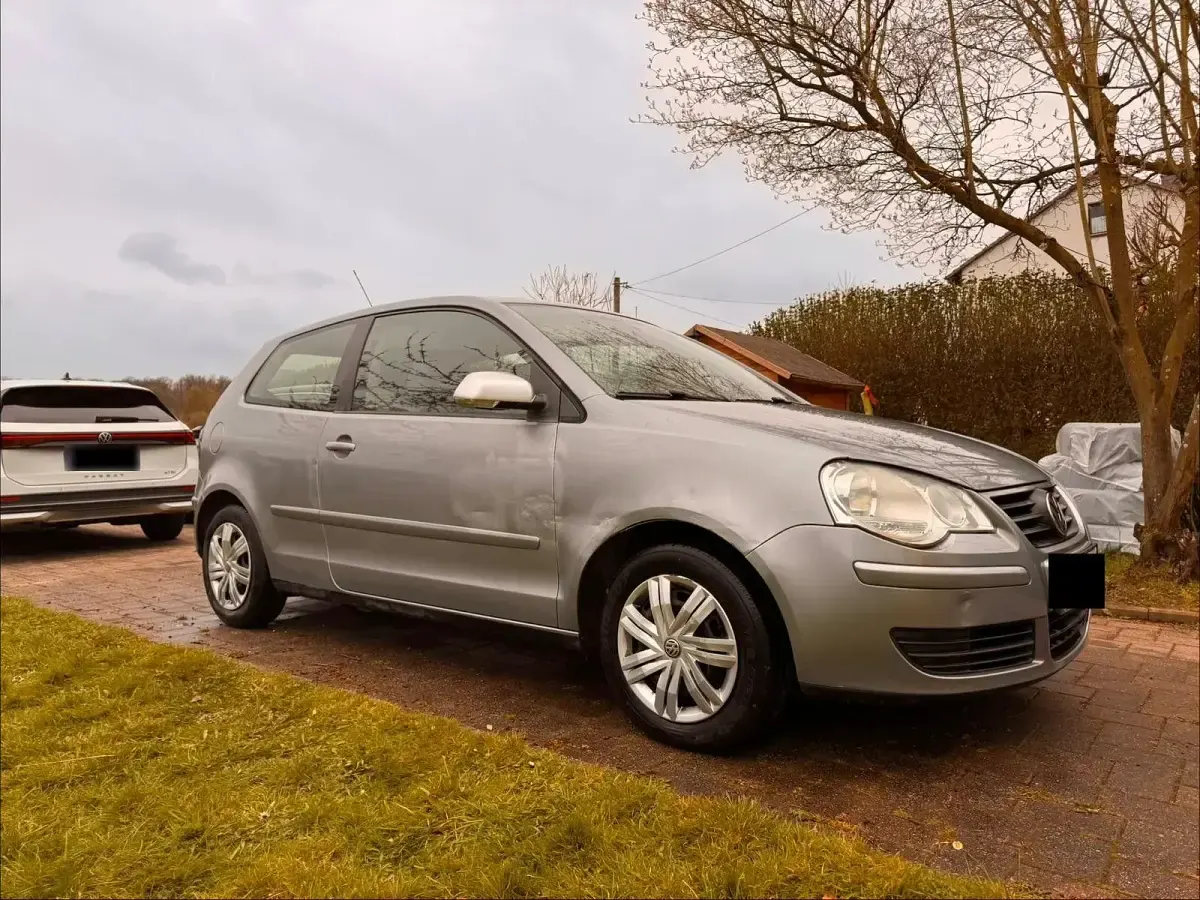 Gebraucht VW Polo Basis 75 PS (55 kW) 2005 Silber Kleinwagen