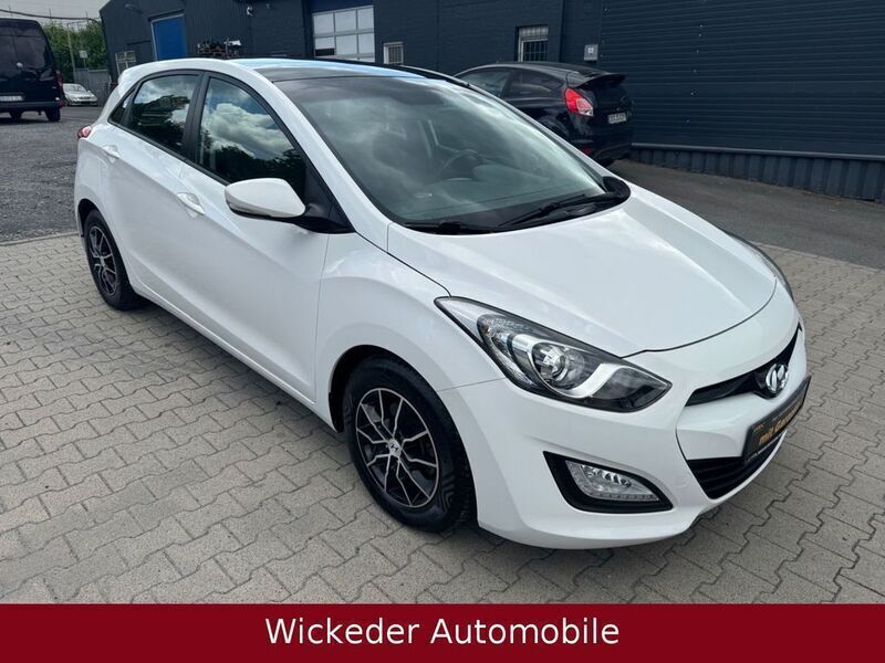 Creamy white Gebraucht 2013 Hyundai i30 Trend Limousine | 9.790 € (Fairer Preis) - Bild 1/4