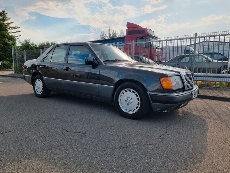 Gebraucht Mercedes E300 179 PS (131 kW) 1990 Schwarz Limousine