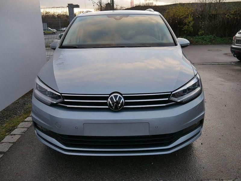 Neu VW Touran Comfortline 150 PS (110 kW) 2025 Oyster silver metallic Van / Kleinbus