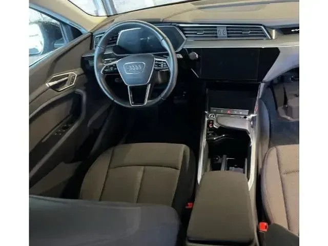 Gebraucht Audi e-tron Basis 230 kW (313 PS) 2022 Mythosschwarz metallic SUV