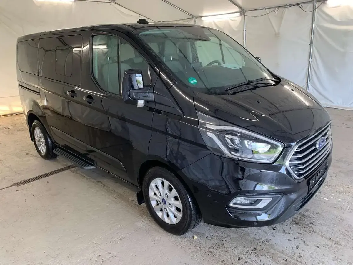 Gebraucht Ford Tourneo Titanium 125 PS (91 kW) 2022 Obsidianschwarz metallic Van / Kleinbus