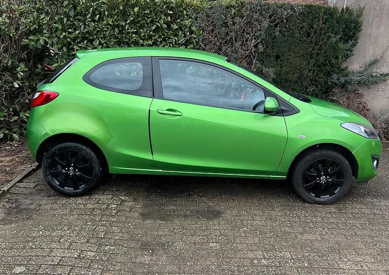 Grün Gebraucht 2011 Mazda 2 Kleinwagen | 4.450 € (Fairer Preis) - Bild 1/4