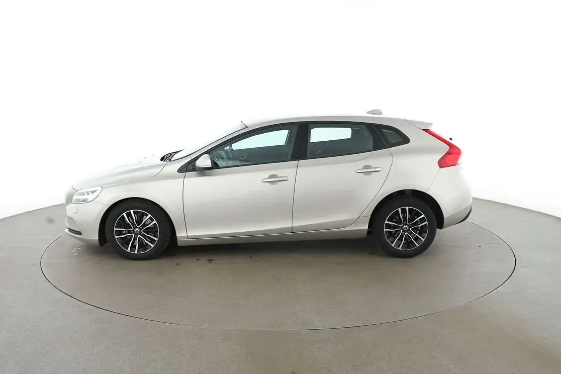 Gebraucht Volvo V40 Momentum 122 PS (89 kW) 2017 Braun Kombi