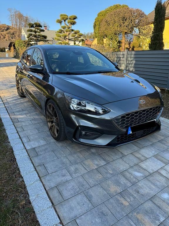 Grau Gebraucht 2019 Ford Focus ST Limousine | 19.299 € (Fairer Preis) - Bild 1/4