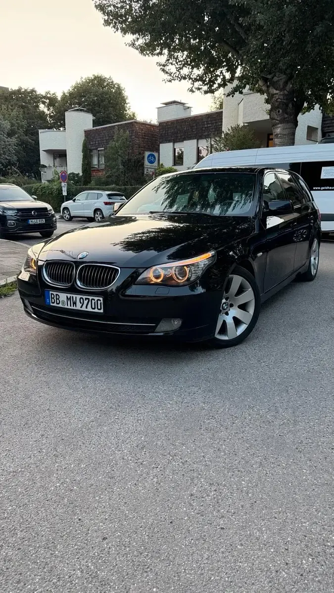 Gebraucht BMW 523 190 PS (139 kW) 2007 Schwarz Kombi