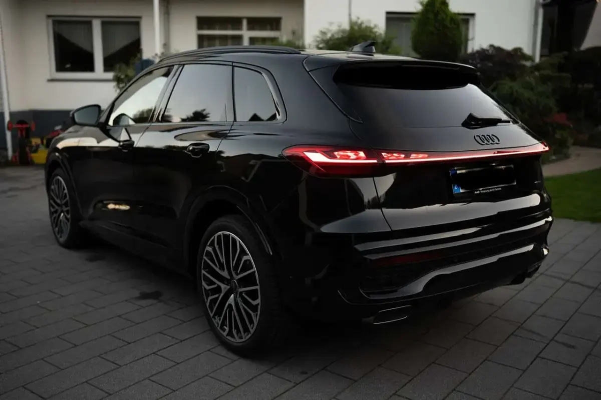 Second-hand Audi Q5 Edition .1 204 CP (150 kW) 2025 Negru SUV