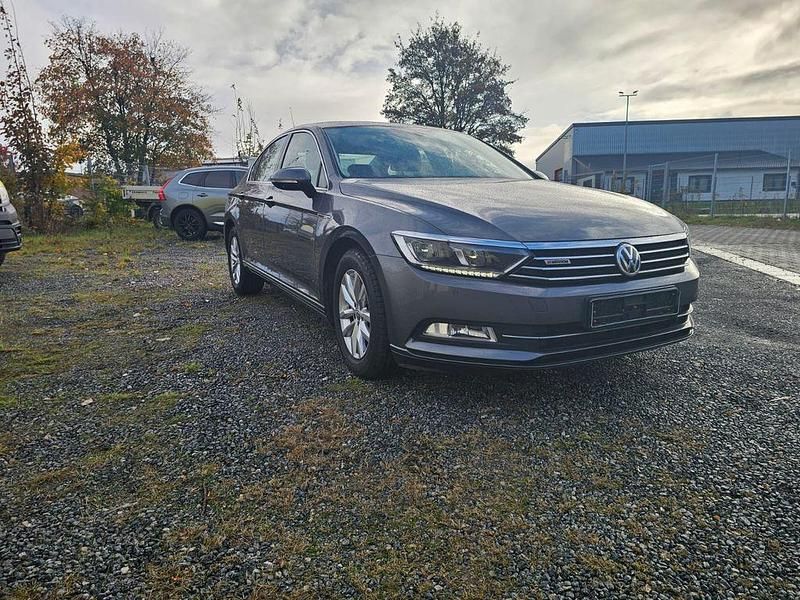 Grau Gebraucht 2015 VW Passat Comfortline Limousine | 15.999 € (Guter Preis) - Bild 1/4