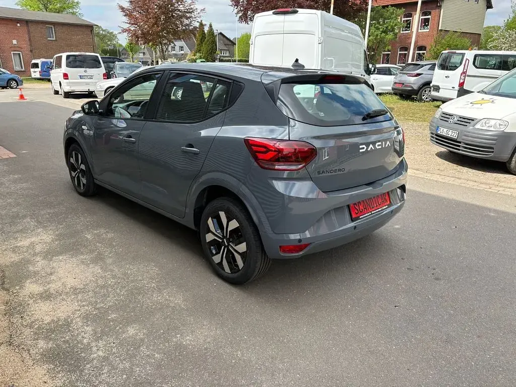 Używany Dacia Sandero Expression 91 KM (66 kW) 2025 Szary Sedan/Limuzyna