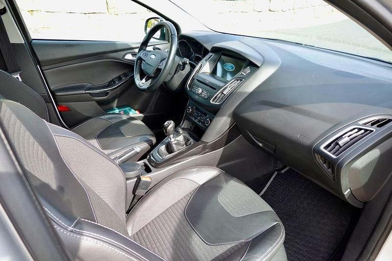 Gebraucht Ford Focus Titanium 125 PS (91 kW) 2018 Silber Kombi