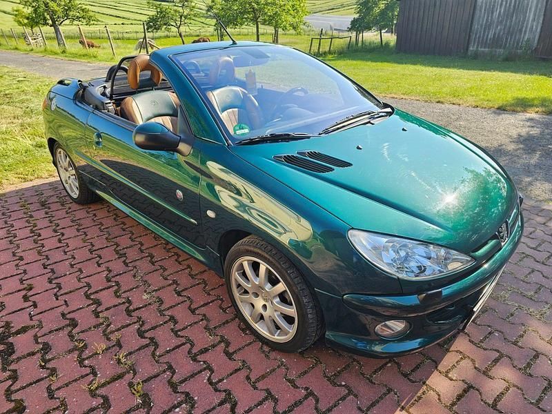 Grün Gebraucht 2003 Peugeot 206 CC Cabrio | 1.990 € - Bild 1/4