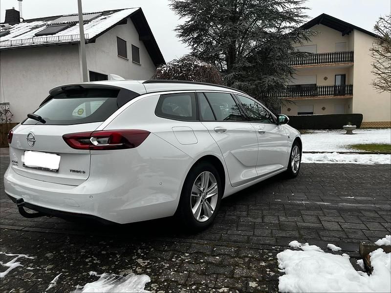 Weiß Gebraucht 2017 Opel Insignia Business Kombi | 15.990 € (Teuer) - Bild 1/4