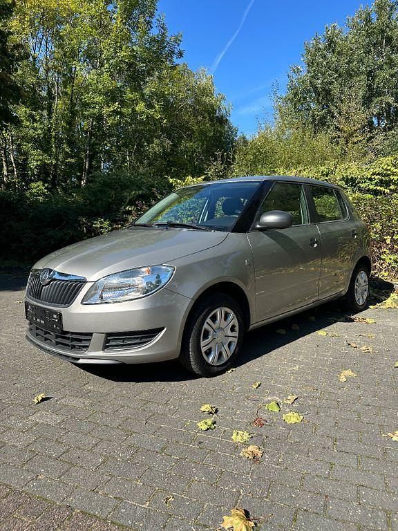 Grau Gebraucht 2014 Skoda Fabia Cool Edition Kleinwagen | 7.300 € (Fairer Preis) - Bild 1/4