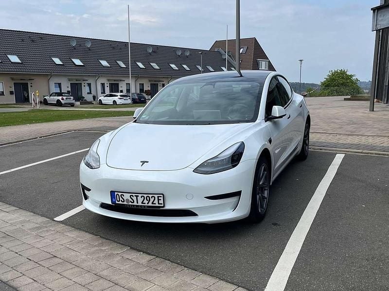Weiß Gebraucht 2022 Tesla Model 3 Limousine | 27.599 € (Superpreis) - Bild 1/4