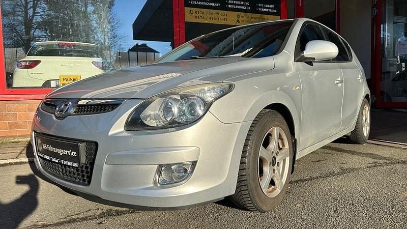 Gebraucht Hyundai i30 Comfort 109 PS (80 kW) 2009 Silber Limousine