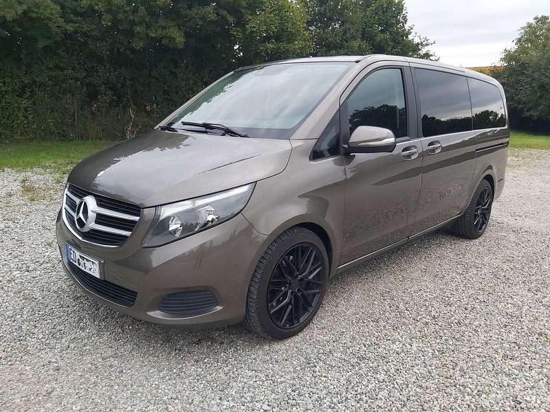 Grau Gebraucht 2015 Mercedes V220 Van / Kleinbus | 33.500 € (Teuer) - Bild 1/4