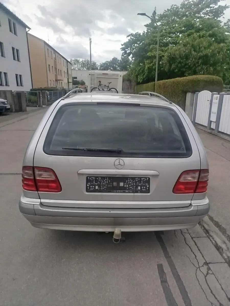 Używany Mercedes E220 143 KM (105 kW) 2002 Szary Kombi