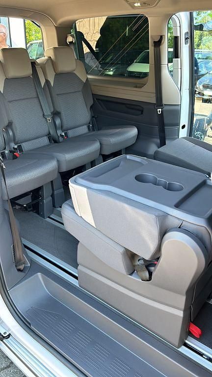 Second-hand VW Multivan 150 CP (110 kW) 2024 Alb Monovolum