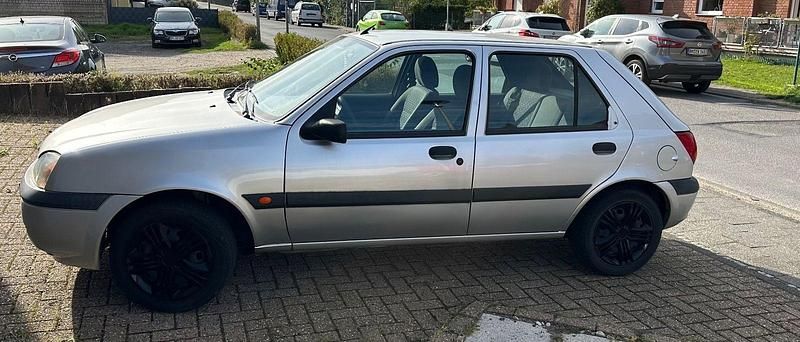 Silber Gebraucht 2002 Ford Fiesta Limousine | 899 € (Guter Preis) - Bild 1/4