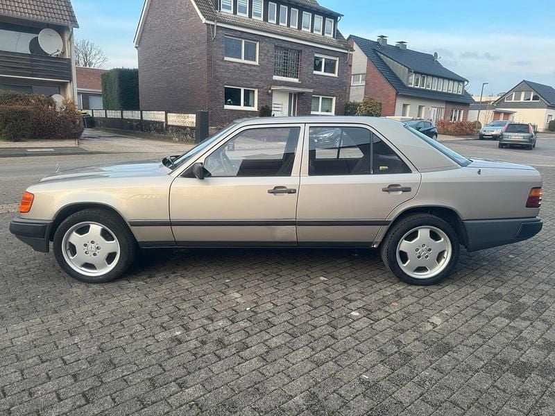 Gebraucht Mercedes E230 136 PS (100 kW) 1985 Gold Limousine