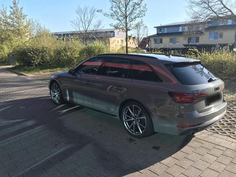 Gebraucht Audi A4 S-Line 190 PS (139 kW) 2018 Grau Kombi