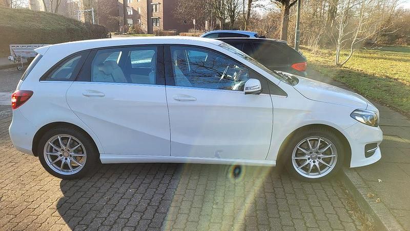 Gebraucht Mercedes B250 Style 211 PS (155 kW) 2016 Weiß Van / Kleinbus