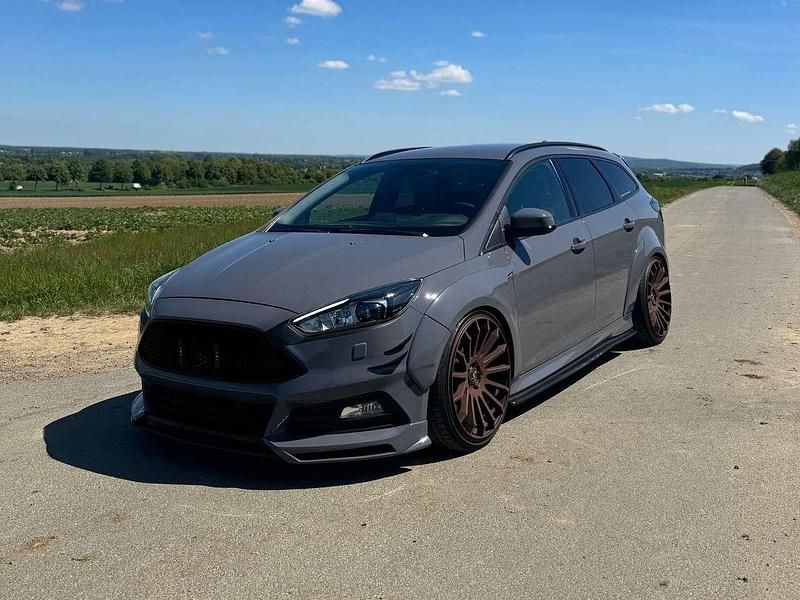 Grau Gebraucht 2015 Ford Focus Sport Kombi | 22.500 € - Bild 1/4