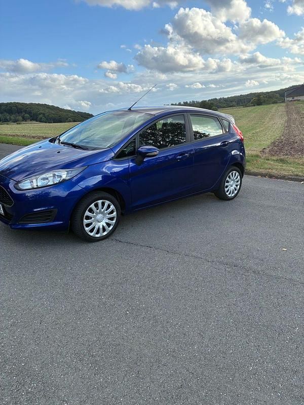 Blau Gebraucht 2016 Ford Fiesta Celebration Kleinwagen | 6.600 € (Fairer Preis) - Bild 1/4