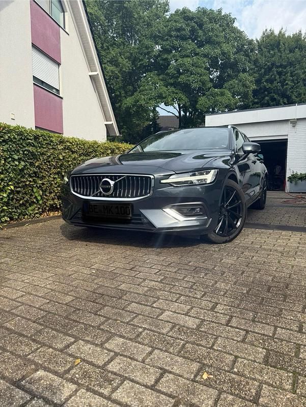 Grau Gebraucht 2019 Volvo V60 Kombi | 25.500 € (Etwas zu teuer) - Bild 1/4