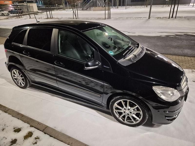 Gebraucht Mercedes B180 116 PS (85 kW) 2011 Schwarz Van / Kleinbus