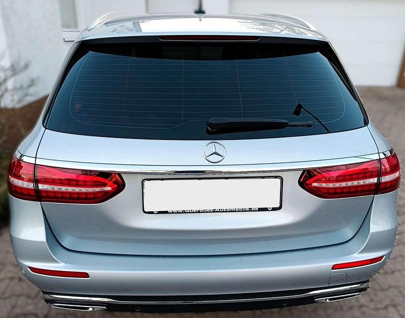 Gebraucht Mercedes E220 Avantgarde 194 PS (142 kW) 2021 Silber Kombi