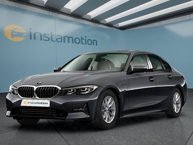 Grau Gebraucht 2022 BMW 330e Limousine | 36.899 € (Teuer) - Bild 1/4